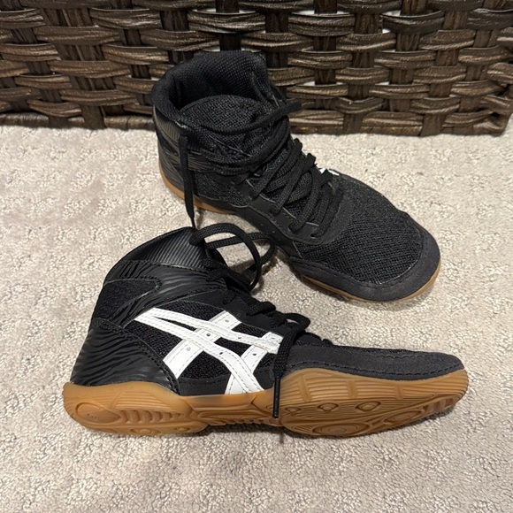 Asicis wrestling shoes youth size 2 1/2. - Picture 2 of 4